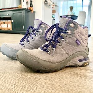 Women 9.5 Teva Ahnu Hiking Boots